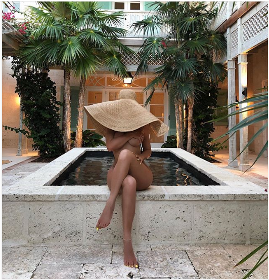 Kylie Jenner poses completely nude on girls trip (Photo)