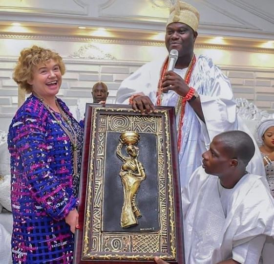 Photos:?British High Commissioner, Catriona Laing visits Ooni Of Ife