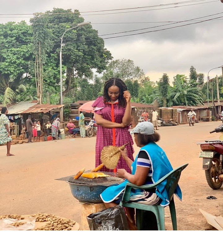 Chimamanda Adichie pictured buying corn by the roadside in Anambra state