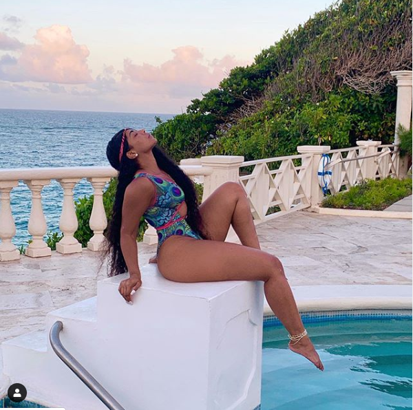 Singer Ashanti flaunts her stunning figure in sexy bathing suit (Photos)