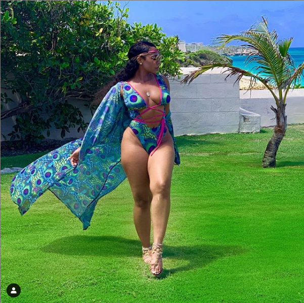 Singer Ashanti flaunts her stunning figure in sexy bathing suit (Photos)