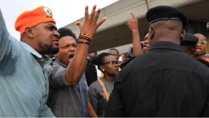 Photos: Armed police officers, soldiers clash with #RevolutionNow protesters in Lagos