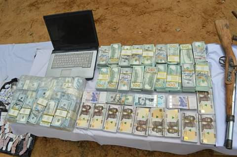 Photo: Police recover fake foreign and local currencies in uncompleted building in Kano, arrest five suspects