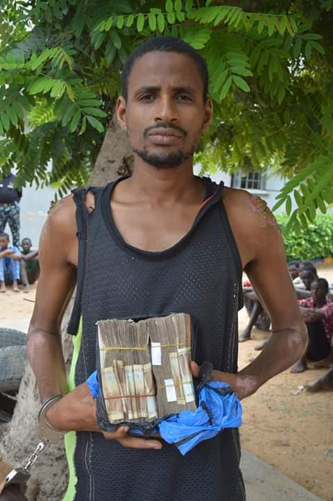 Photo: Police recover fake foreign and local currencies in uncompleted building in Kano, arrest five suspects