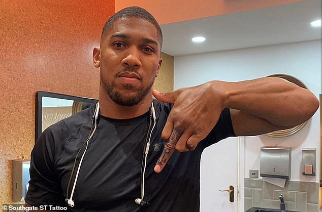 Anthony Joshua shows off new lion tattoo on his middle finger (Photos)