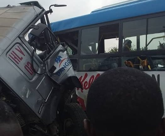 One dead, many injured as cement truck collides with a BRT bus in Lagos (photos/video)