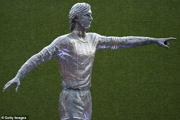 Barcelona unveil giant statue outside Camp Nou in honour of late club legend Johan Cruyff (Photos)