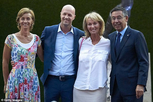 Barcelona unveil giant statue outside Camp Nou in honour of late club legend Johan Cruyff (Photos)