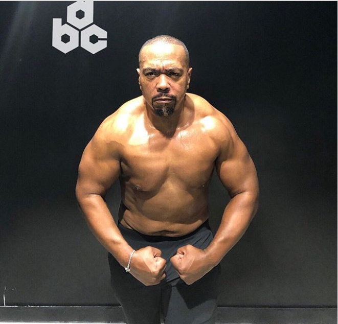 Music producer Timberland, 47, flexes his muscles in new photo