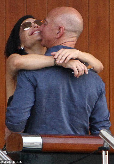  Jeff Bezos, 55, and Lauren Sanchez, 49, put on public display of affection as they kiss & cuddle during a trip to Venice (Photos)
