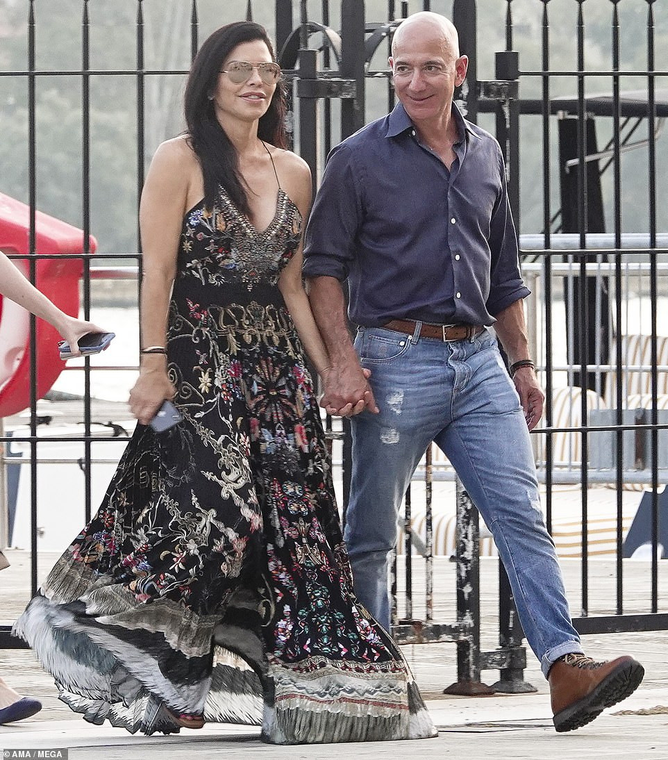  Jeff Bezos, 55, and Lauren Sanchez, 49, put on public display of affection as they kiss & cuddle during a trip to Venice (Photos)