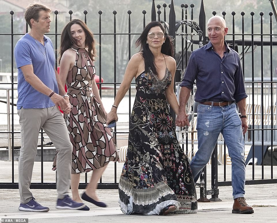  Jeff Bezos, 55, and Lauren Sanchez, 49, put on public display of affection as they kiss & cuddle during a trip to Venice (Photos)