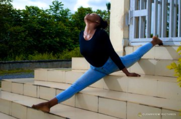 Young Nigerian lady shows off her incredible flexibility in new photos