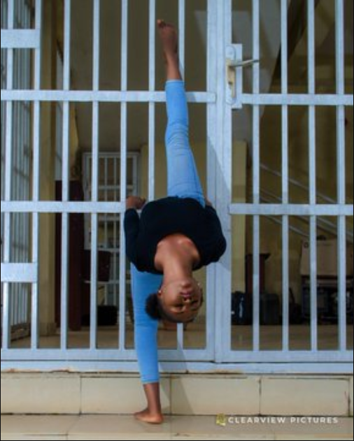 Young Nigerian lady shows off her incredible flexibility in new photos