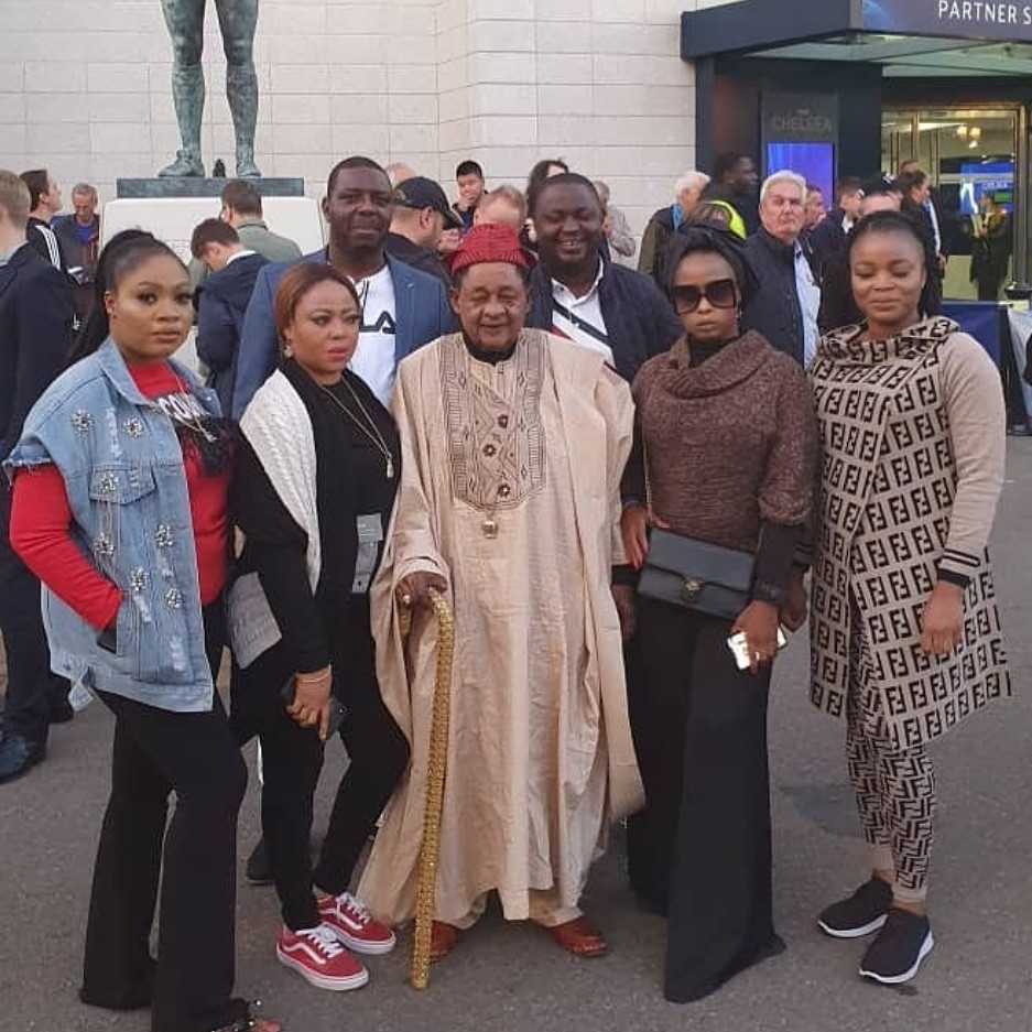 Alaafin of Oyo and his wives on holiday in London (photo)