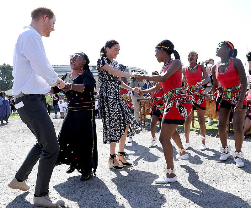 Harry and Meghan receive rousing welcome as they arrive in