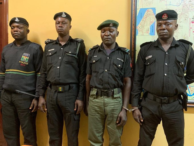 Four RRS officers arrested for extorting N5000 from a motorist in Lagos (photo/video)