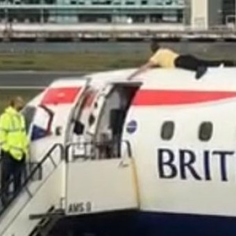 Blind paralympic climbs on top of a plane about to take off as he protests government inaction on climate change