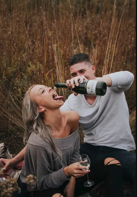 Couple attempt to recreate photo during their engagement photoshoot but it goes wrong