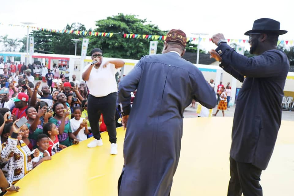 Check out Lai Mohammed rocking to Teni