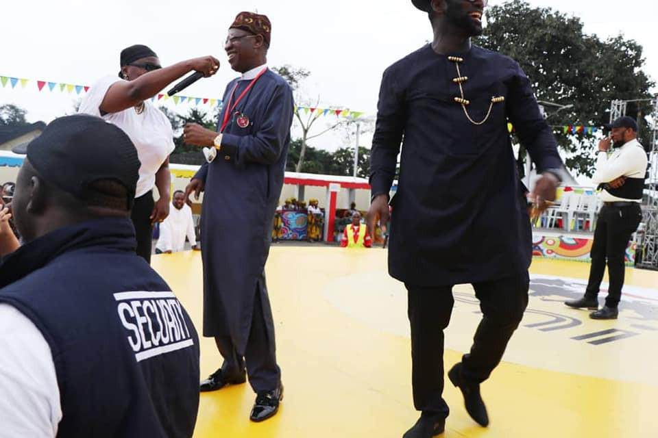 Check out Lai Mohammed rocking to Teni