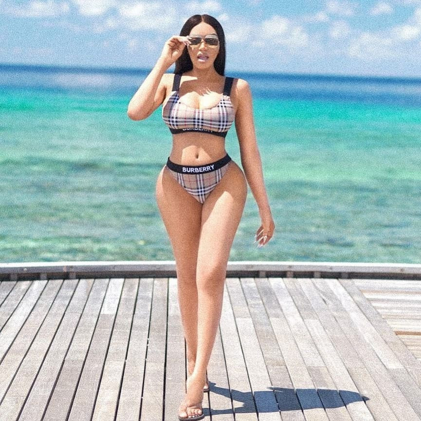 Dencia flaunts her curvaceous bod in sexy swimwear photos