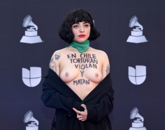 Chilean singer Mon Laferte shows her bare breasts as she goes topless on the Latin Grammys red carpet (+18 photos/video)