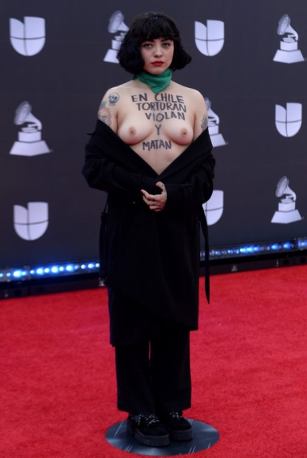 Chilean singer Mon Laferte shows her bare breasts as she goes topless on the Latin Grammys red carpet (+18 photos/video)