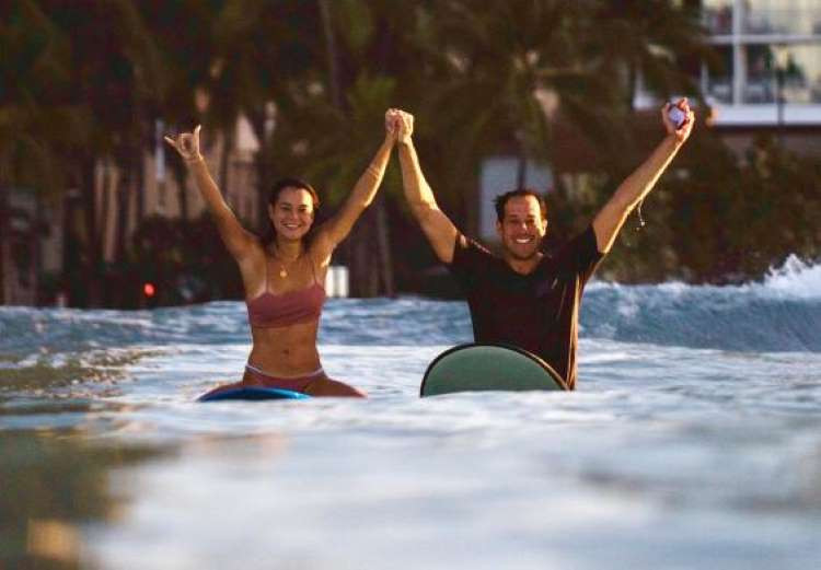 Man accidentally drops engagement ring in sea while proposing to his girlfriend on surfboard