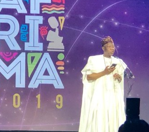 Video: Crowd boo Lai Mohammed on stage at the 6th Afrima awards in Lagos