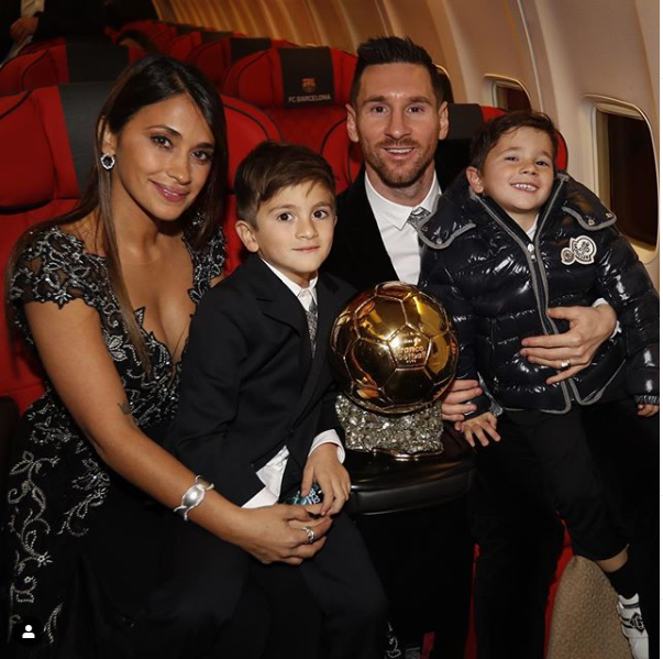 Lionel Messi shows off his 6th Ballon d?Or trophy as he poses with his family?(Photo)