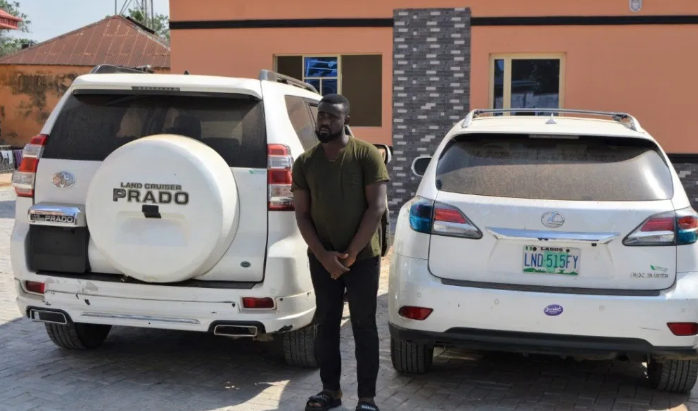 EFCC storms yahoo-boys den in Lagos, arrest kingpin and 26 others (photos)