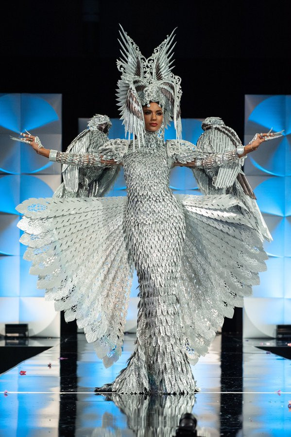 Steve Harvey announces wrong 2019 Miss Universe costume contest winner (video)