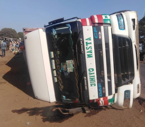 12 die as overloaded Lagos-bound container truck crashes in Mokwa (Photo)