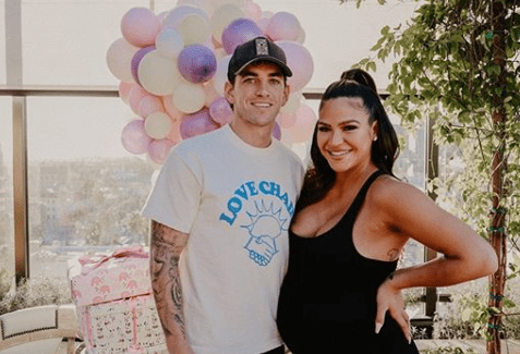 Cassie and Alex Fine welcome a baby girl