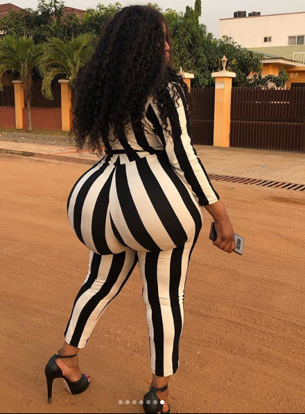 Lady whose big ass caused commotion at airport has been identified (see more photos)