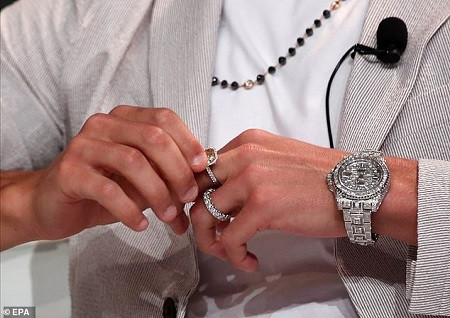 Cristiano Ronaldo wears ?630k of jewellery on one hand including Rolex