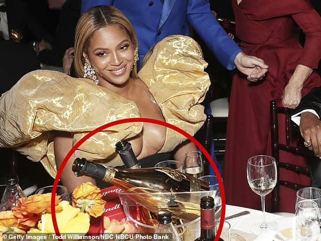 Beyonce and Jay-Z attend the Golden Globes award with their own expensive champagne (Photos)