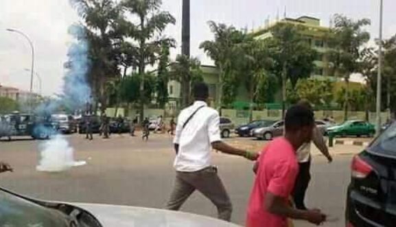 Shiites members, police clash in Abuja (photos)