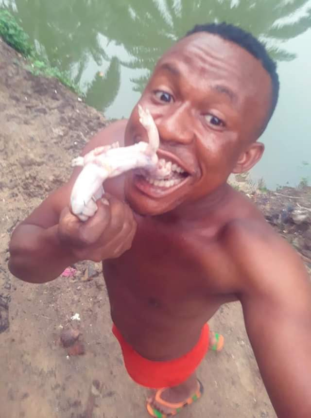 Nigerian man makes stew with Frog meat (photos)