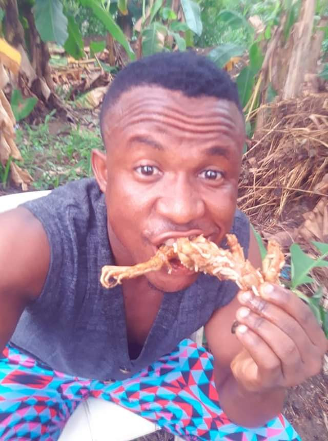 Nigerian man makes stew with Frog meat (photos)