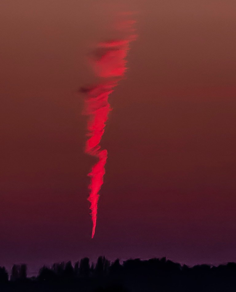 Mystery burning object flies over UK skies leaving trail of smoke that stayed for 20 minutes; experts claim it was just a flight contrail (photos)