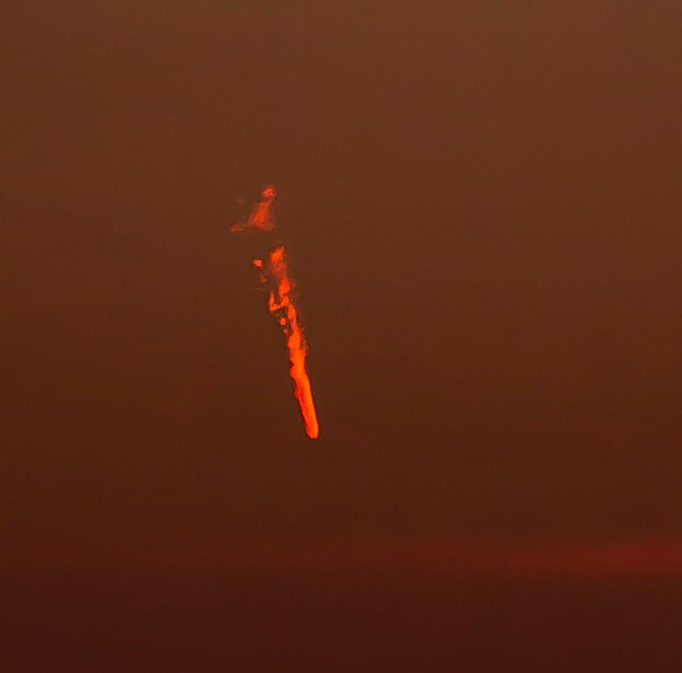 Mystery burning object flies over UK skies leaving trail of smoke that stayed for 20 minutes; experts claim it was just a flight contrail (photos)