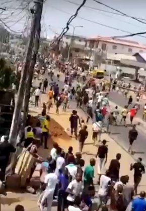Coronavirus lockdown: Mushin residents march towards Ilupeju to take on One million boys (videos)