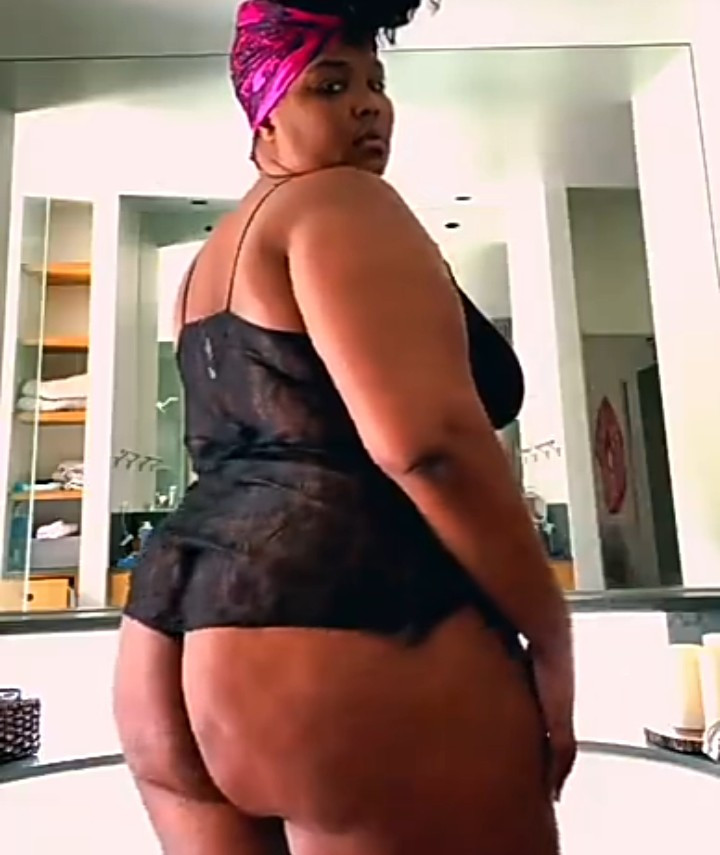 Lizzo shows off her bare bum as she sends message to promote body positivity (video)