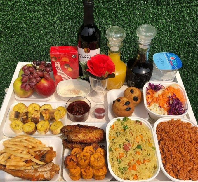 Dissatisfied customer calls out food vendor as she reveals the food tray she ordered and what was delivered