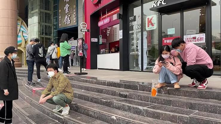 Coronavirus lingers in air of crowded spaces - New study claims
