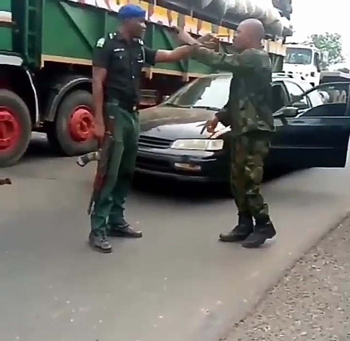 Soldier and mobile police officer quarrell over who is more superior (video)