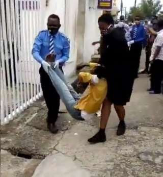 Bank customers take to their heels after a Nigerian man suffered difficulty in breathing and slumped while using an ATM in Lagos (video)