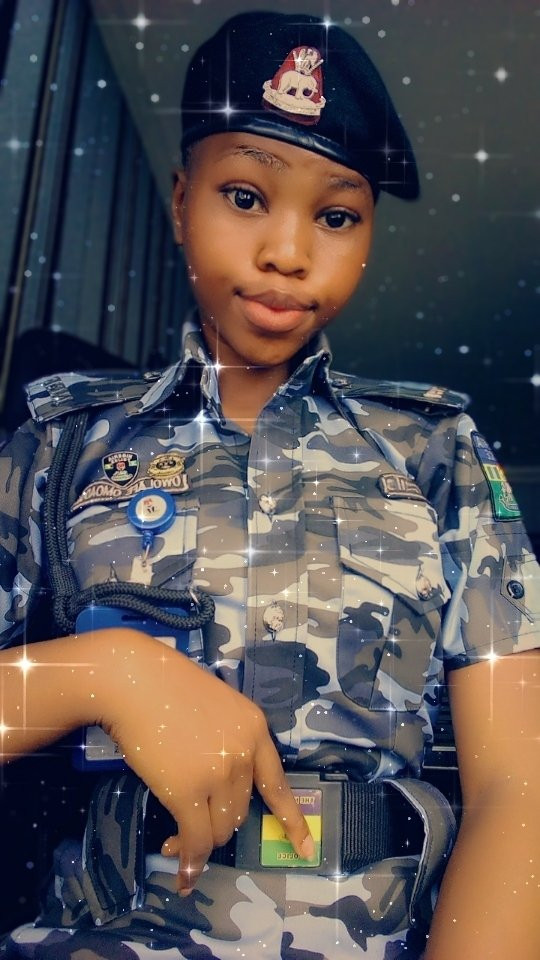 "Arrest me" Nigerian men beg as baby-faced female police nicknamed 
